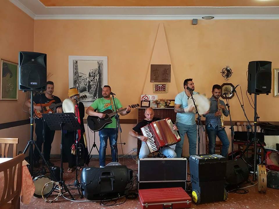 Il gruppo di Musica popolare ERRE 6 che accompagnerà gli ospiti del Centro durante la festa di Carnevale a Zagarolo